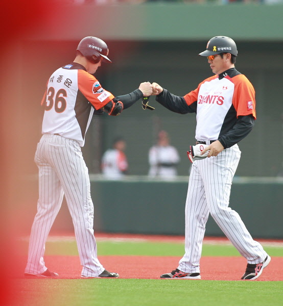 히메네스를 홈으로 불러들이는 박종윤선수의 1타점 적시타